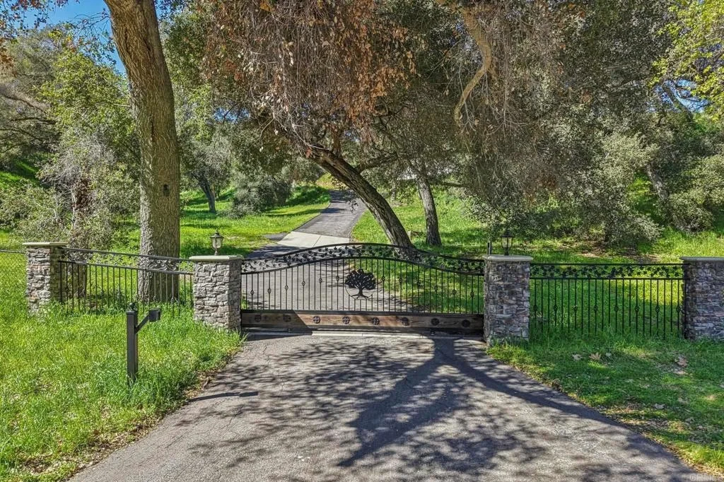 Photo of 707 S Live Oak Park Road