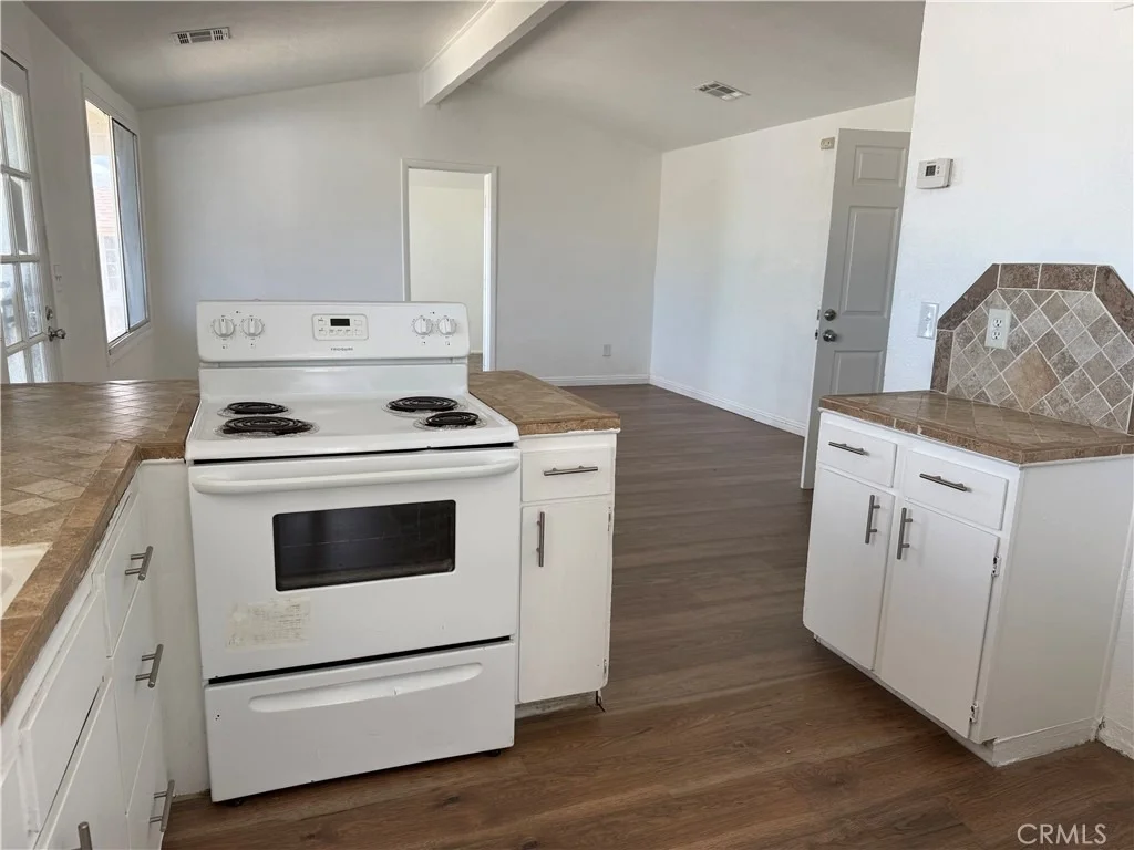 Photo of 323 E