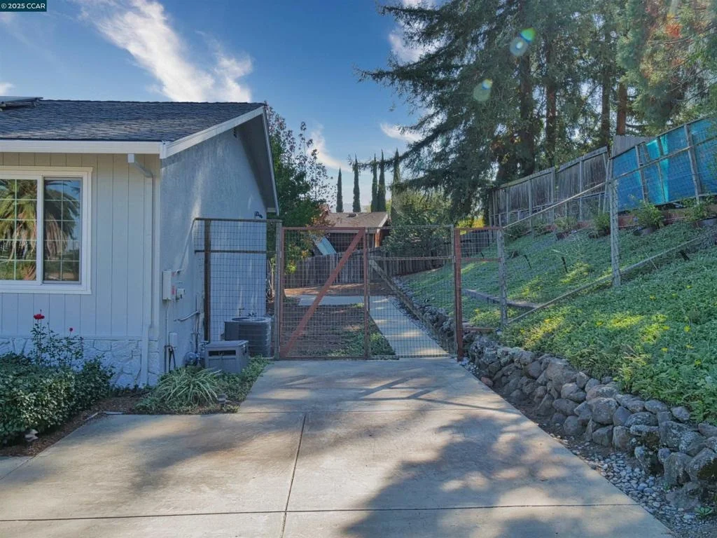 Photo of 4044 Cowell Road