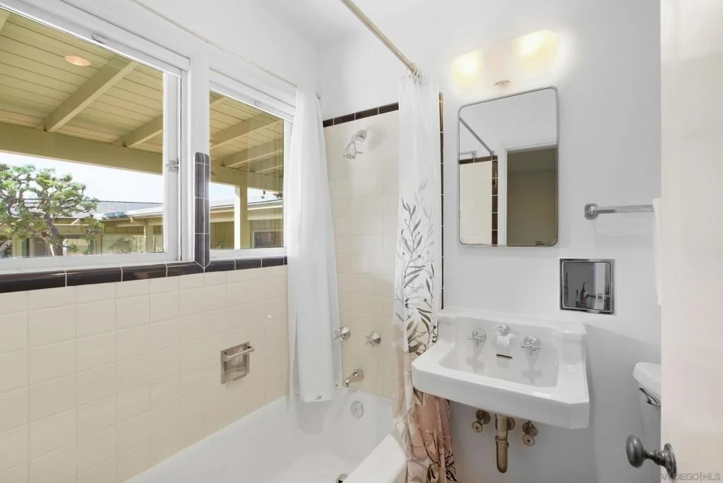 Photo of 7865 Roseland Drive