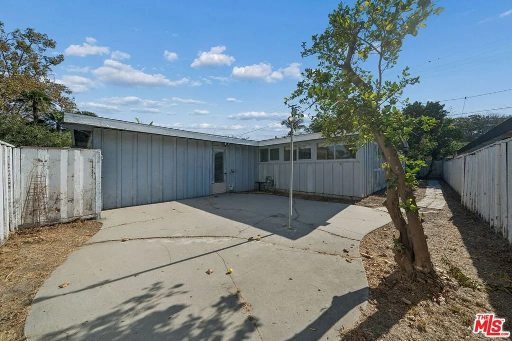 Photo of 3208 N Studebaker Road