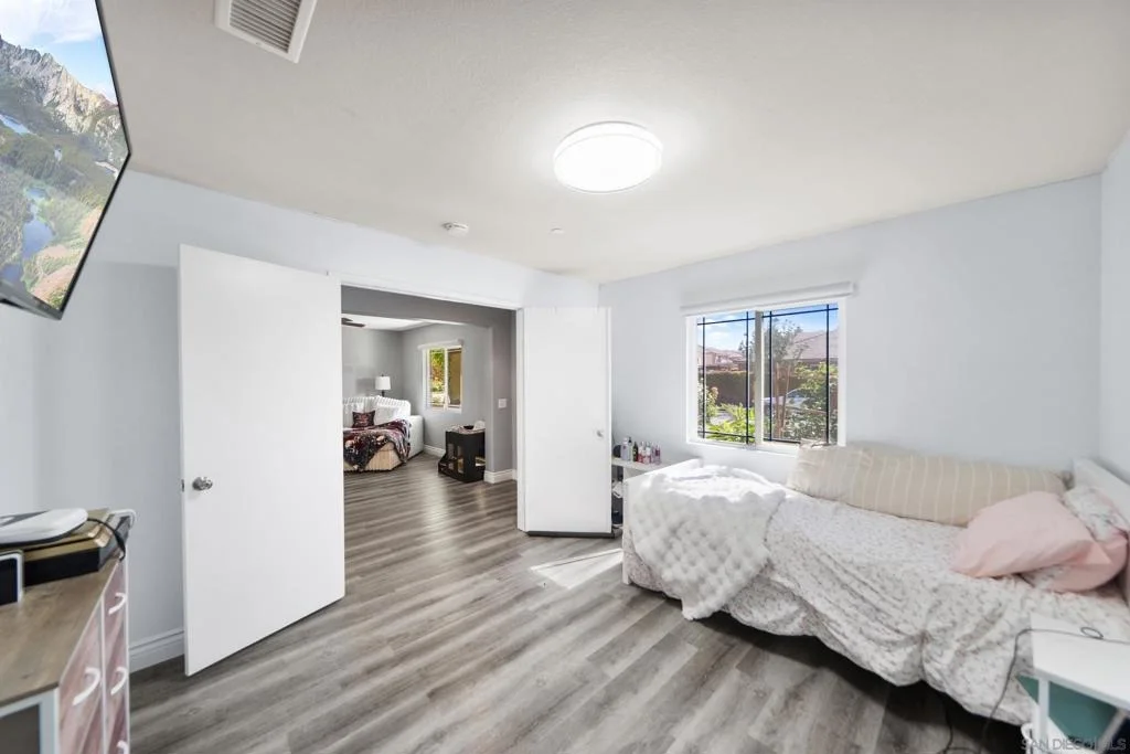 Photo of 3327 Lansing St