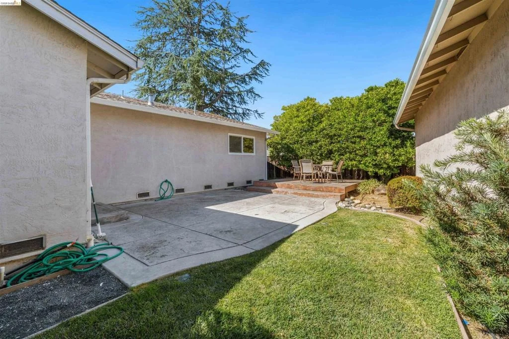 Photo of 1363 Swallowtail Rd