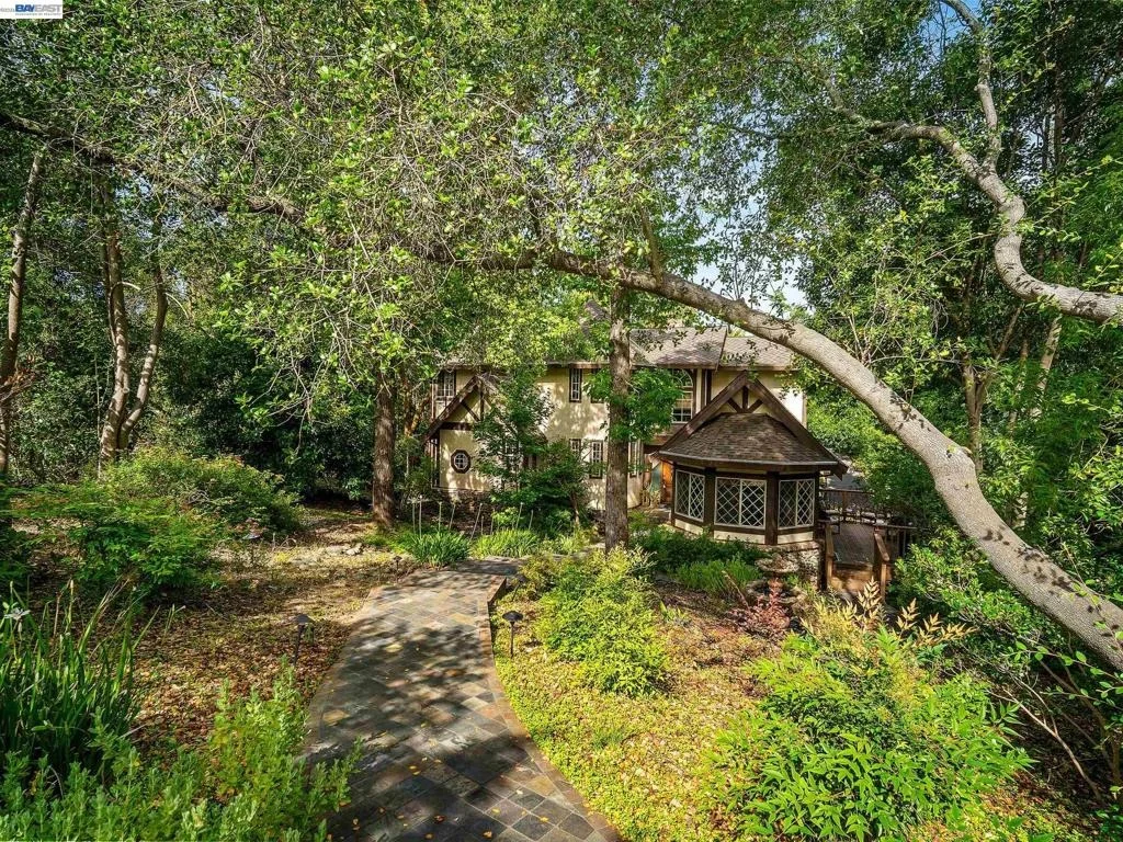 Photo of 8681 Winding Way