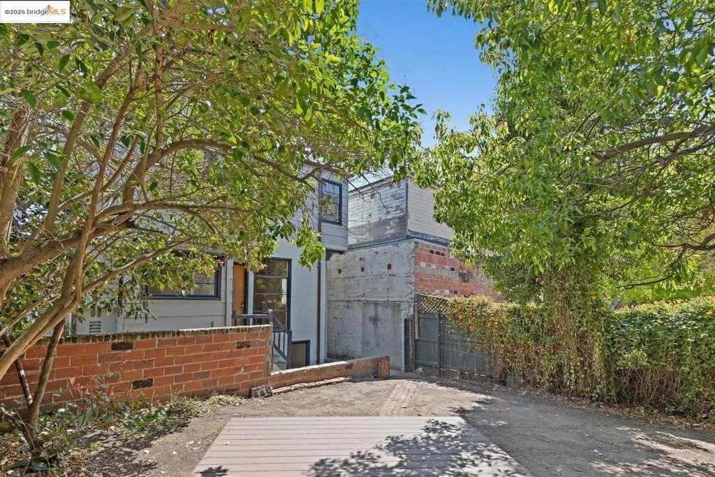 Photo of 2441 Carleton Street