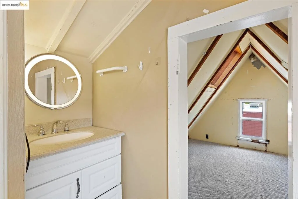 Photo of 2441 Carleton Street