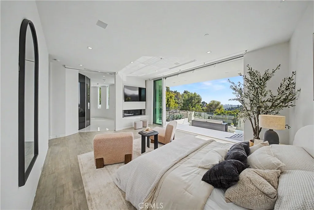 Photo of 9459 Beverly Crest