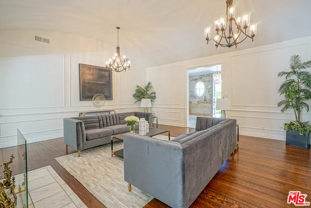 Photo of 517 N Rodeo Drive