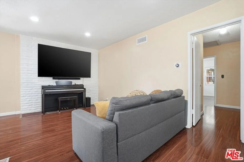 Photo of 1412 W Baker Avenue