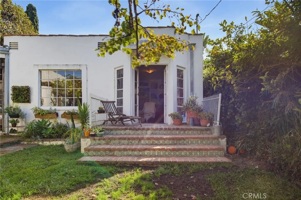 Photo of 2243 Cloverfield Boulevard