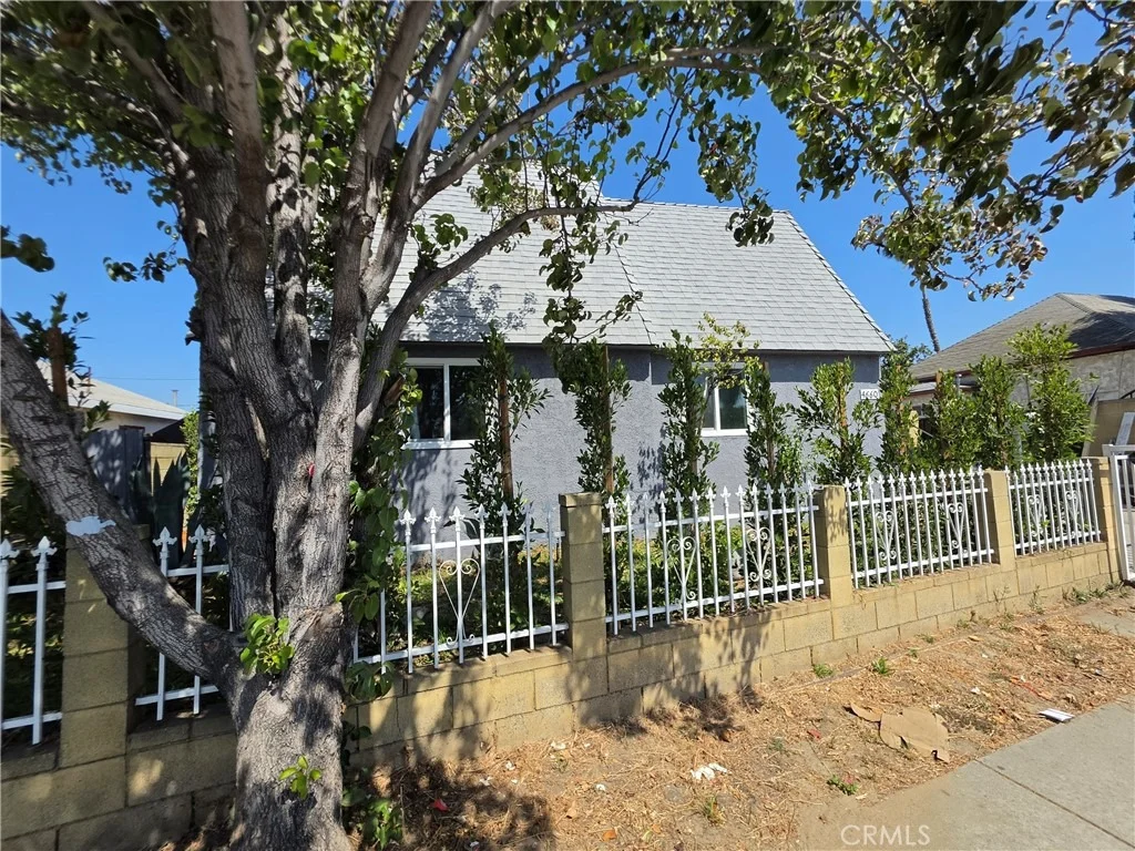 Photo of 4660 Paramount