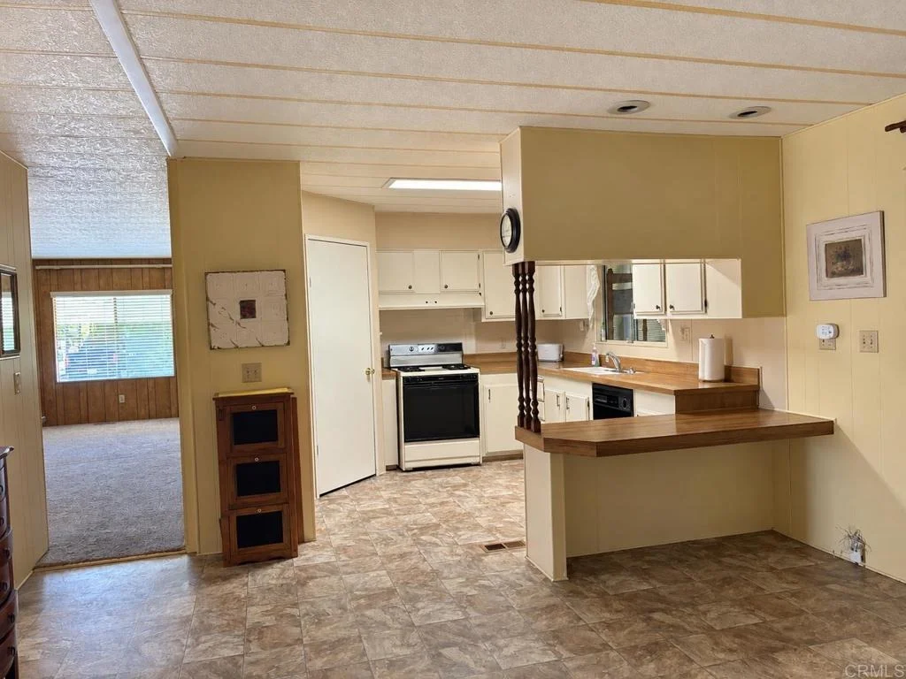 Photo of Unit 400 at 1930 W San Marcos Boulevard
