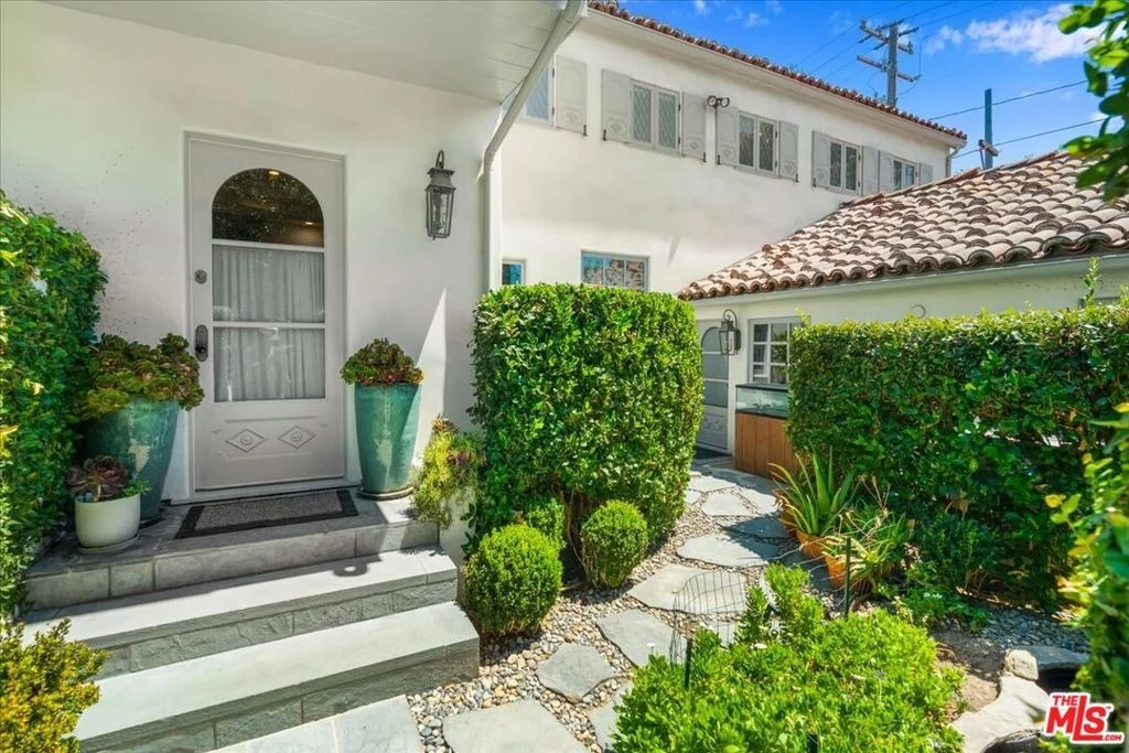 Photo of 523 N Beverly Drive
