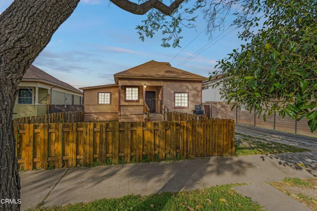 Photo of 425 W 1st Street