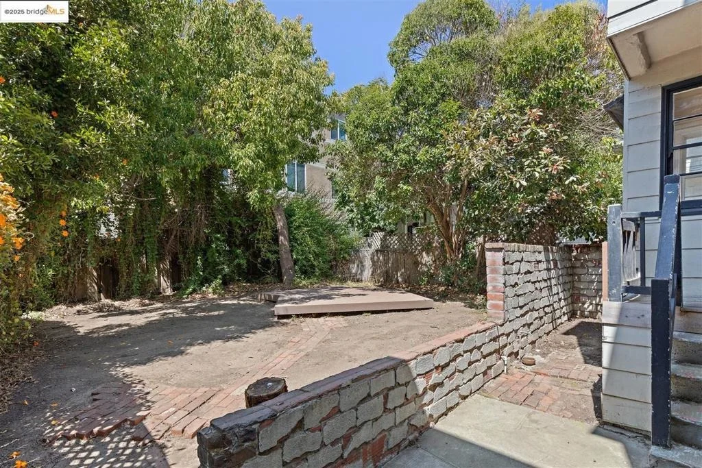 Photo of 2441 Carleton Street