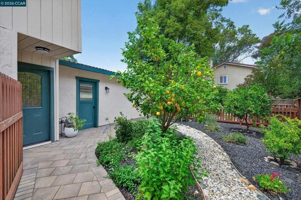 Photo of 584 Mission Pl