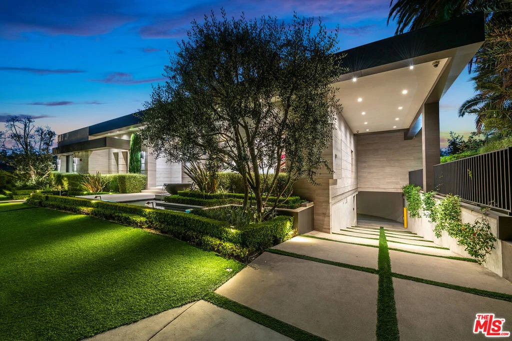 Photo of 565 Evelyn Place