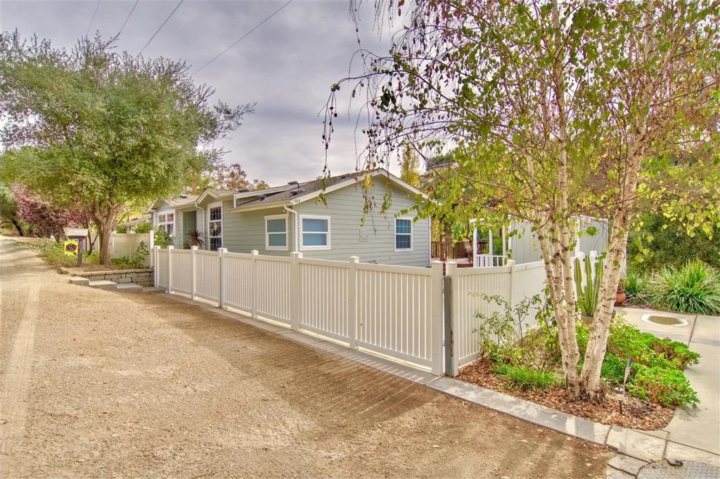Photo of 605 N GLEN OAKS DRIVE