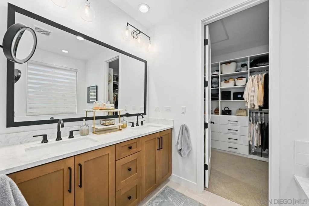 Photo of 1156 E Cove Pl.