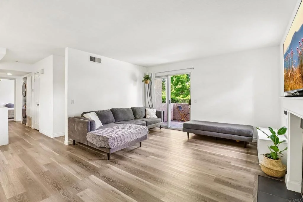 Photo of Unit B at 5070 Via Manos
