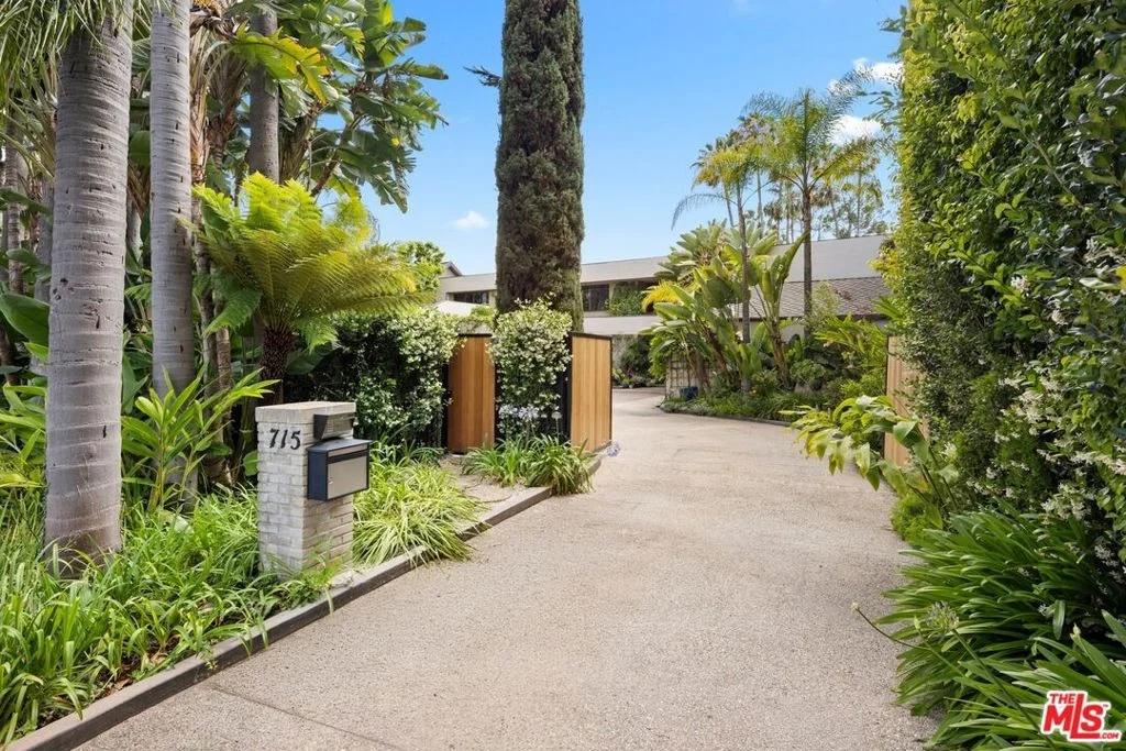 Photo of 715 N Beverly Drive