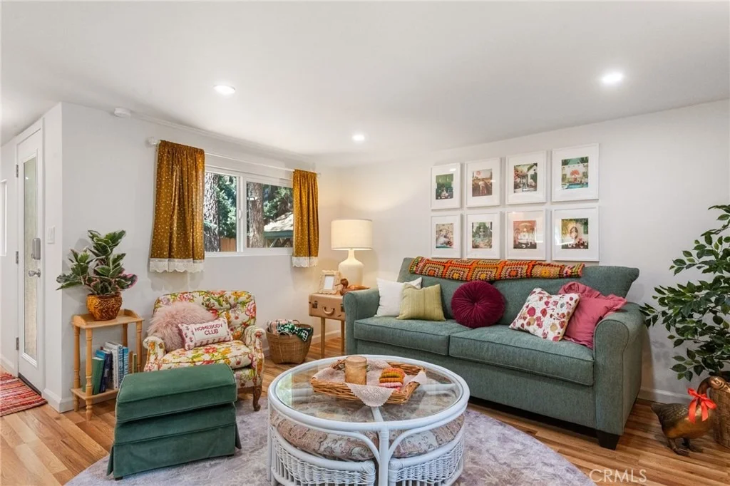 Photo of 925 W Rainbow Boulevard