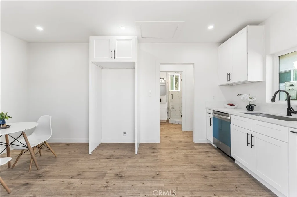Photo of 8908 8910 Lev Avenue