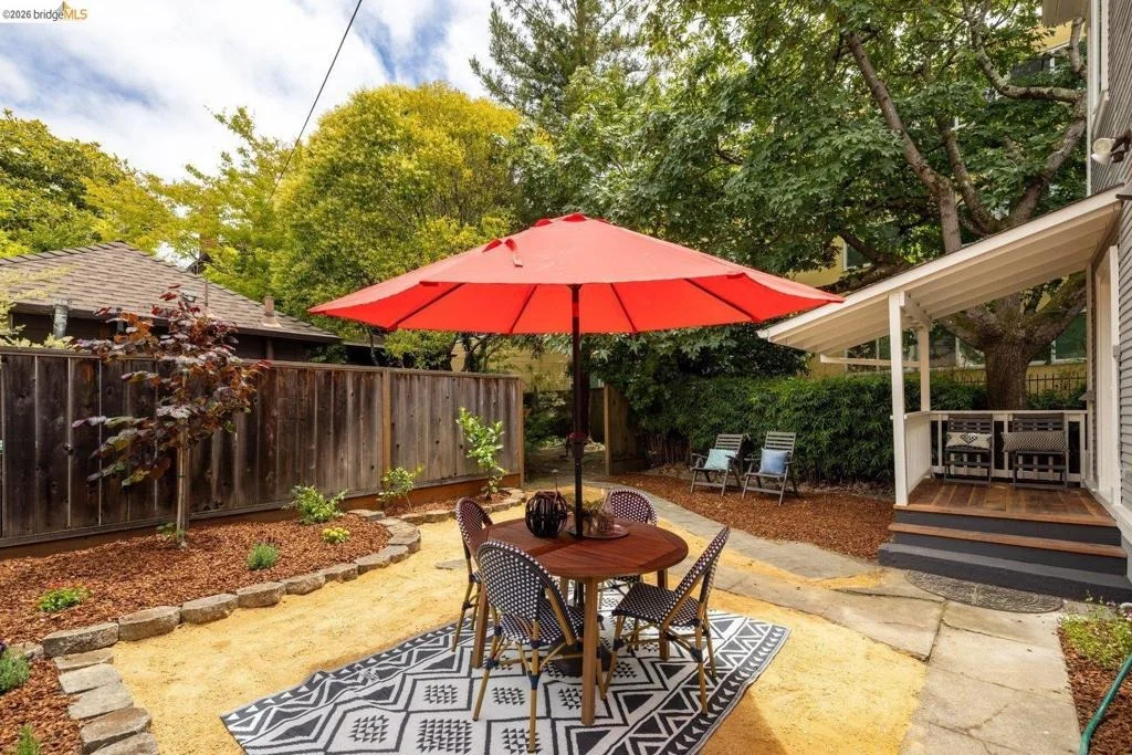 Photo of 2633 Regent St