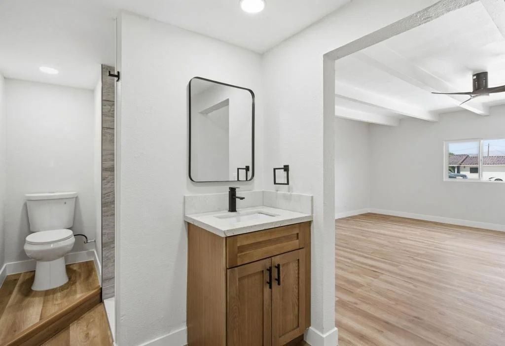 Photo of 43581 Oasis Street
