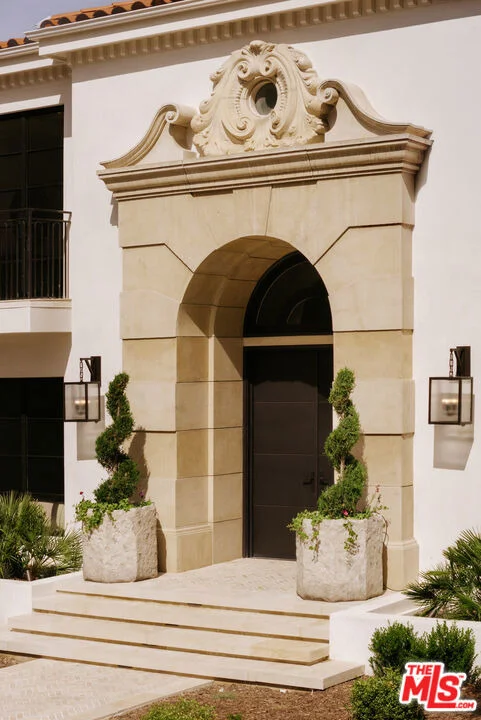Photo of 906 N Beverly Drive