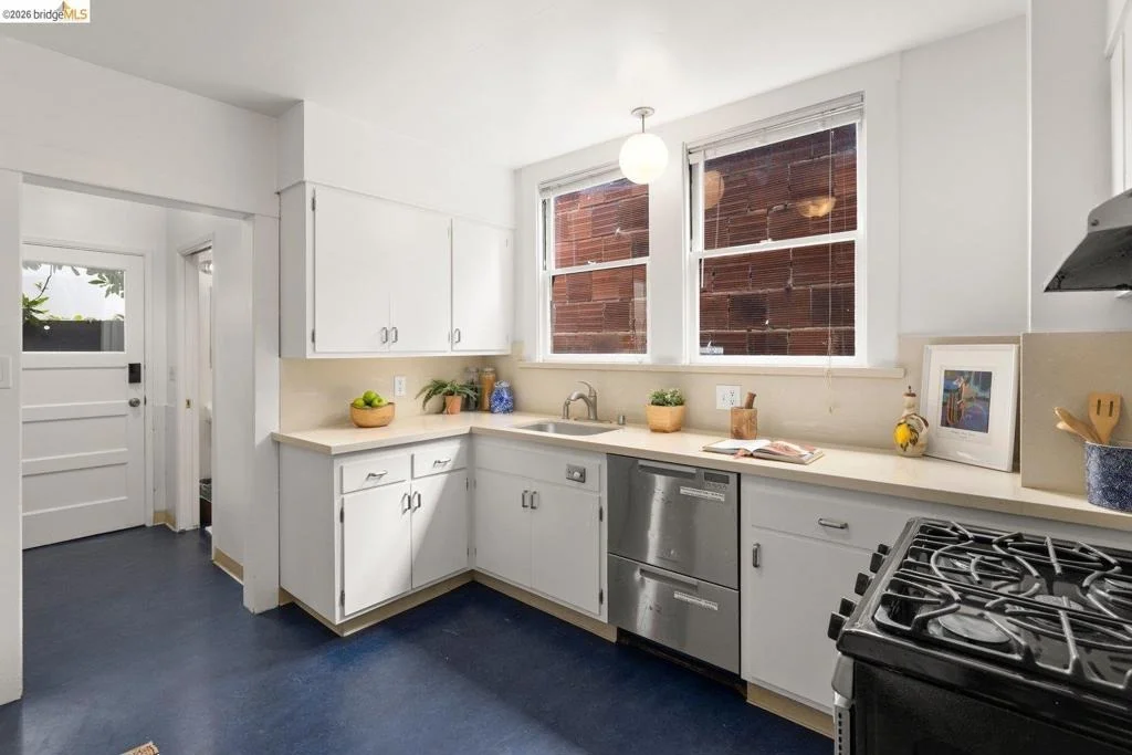Photo of 2633 Regent St