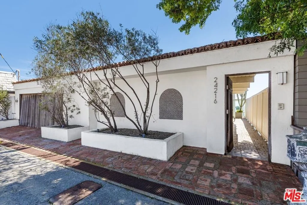 Photo of 24216 Malibu Road