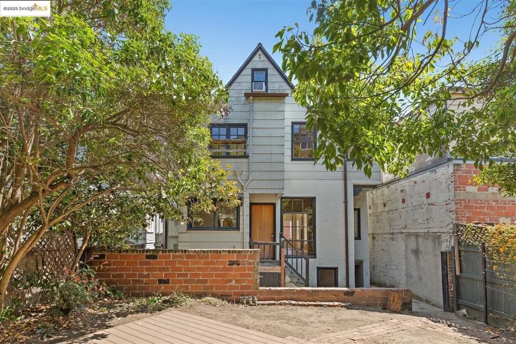 Photo of 2441 Carleton Street