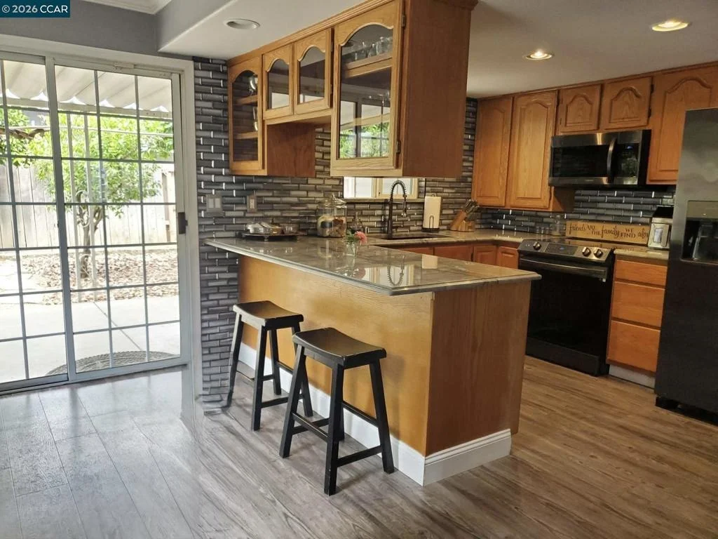Photo of 552 Redwood Dr