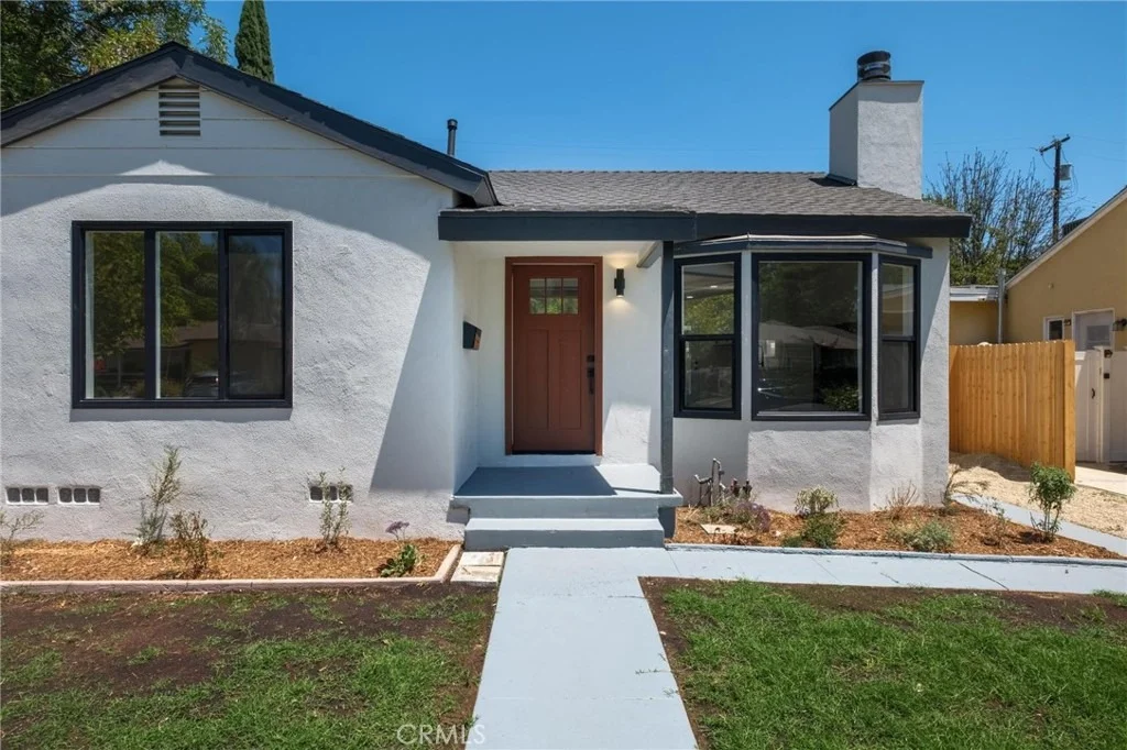 Photo of 7012 Balcom Ave. Avenue