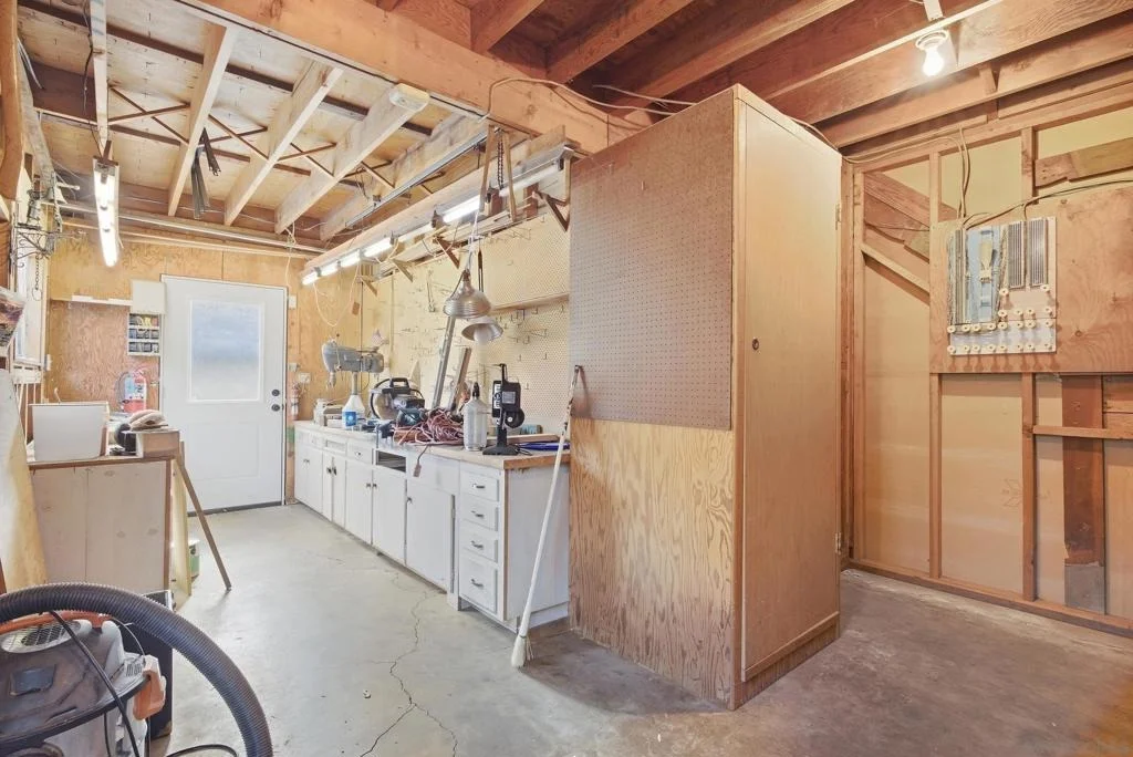 Photo of 7865 Roseland Drive
