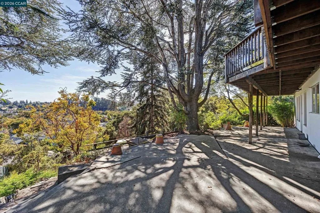 Photo of 557 Summit Dr