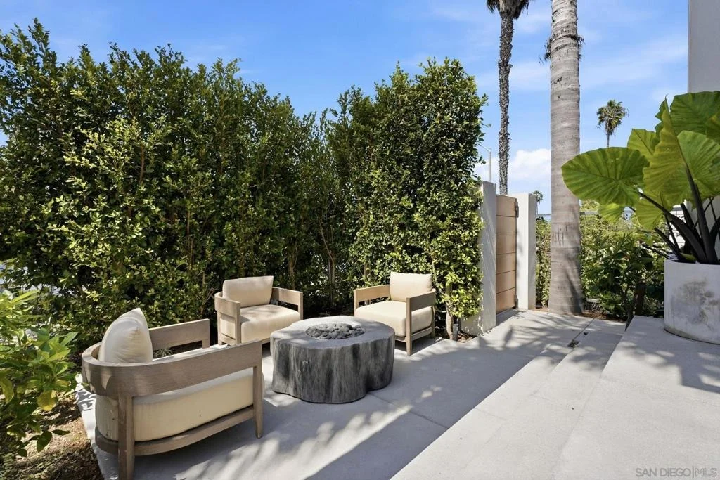 Photo of 7429 Draper Ave