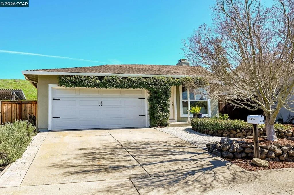 Photo of 1358 Swallowtail Rd