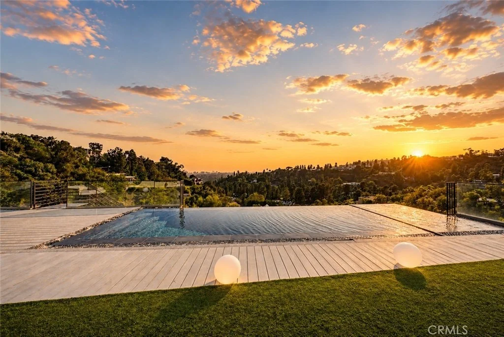 Photo of 9459 Beverly Crest