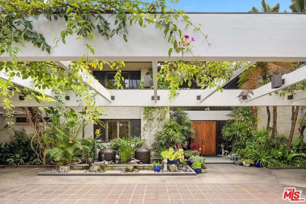 Photo of 715 N Beverly Drive