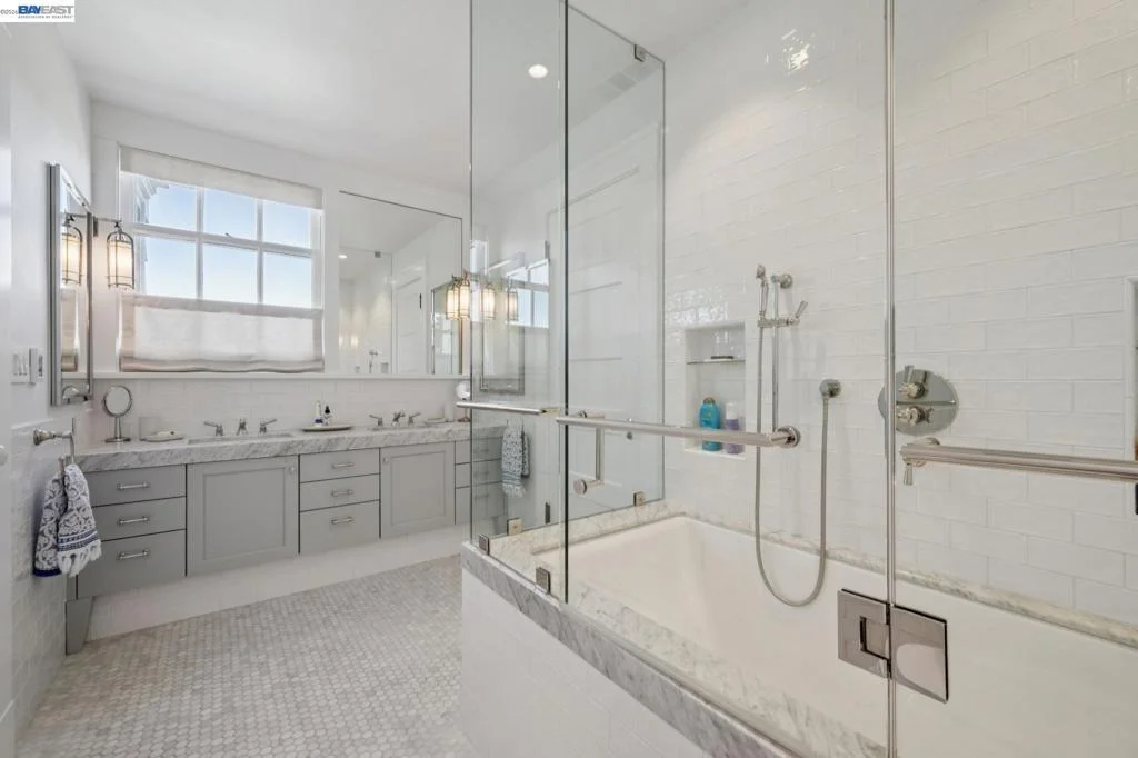 Photo of 1121 BAY STREET