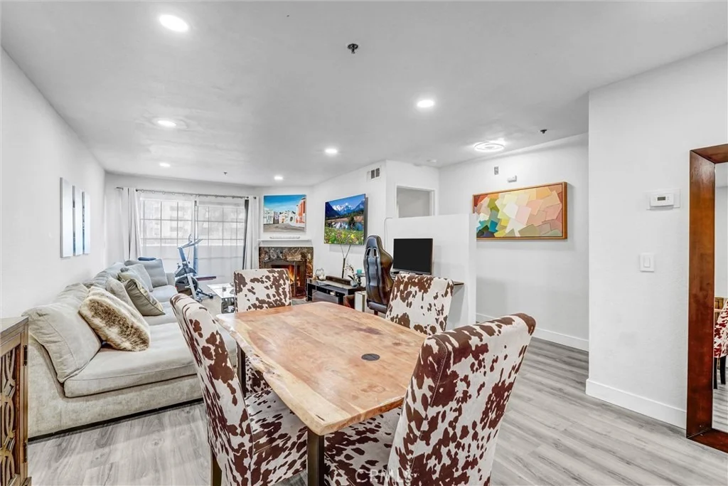 Photo of Unit 6 at 6545 Reseda Boulevard