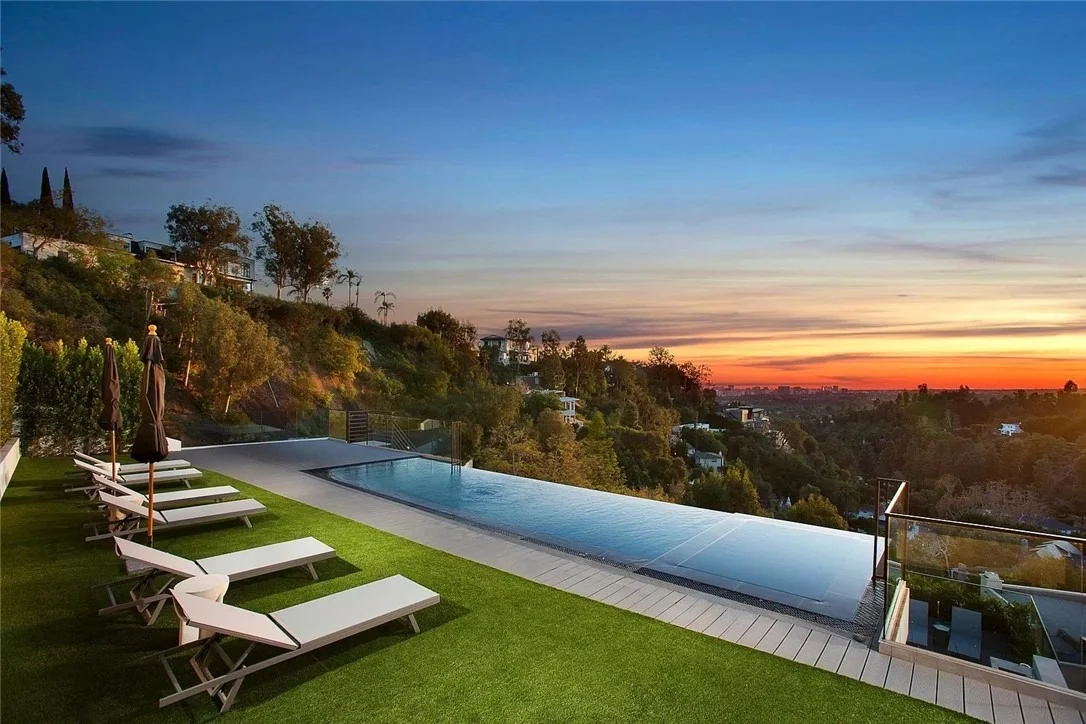 Photo of 9459 Beverly Crest