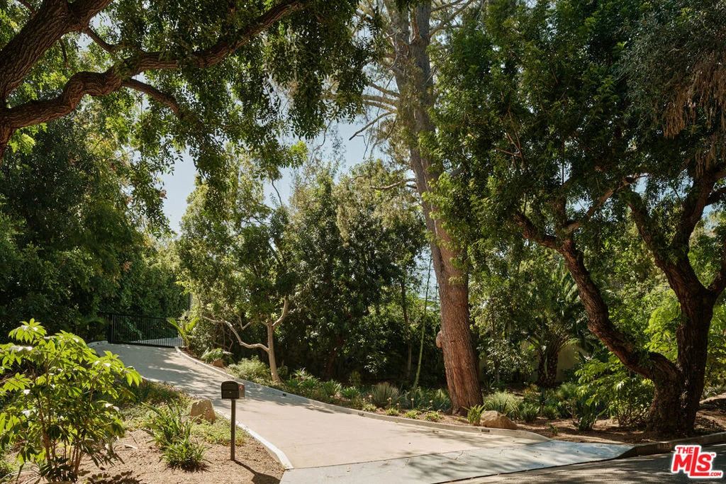 Photo of 1035 Summit Drive