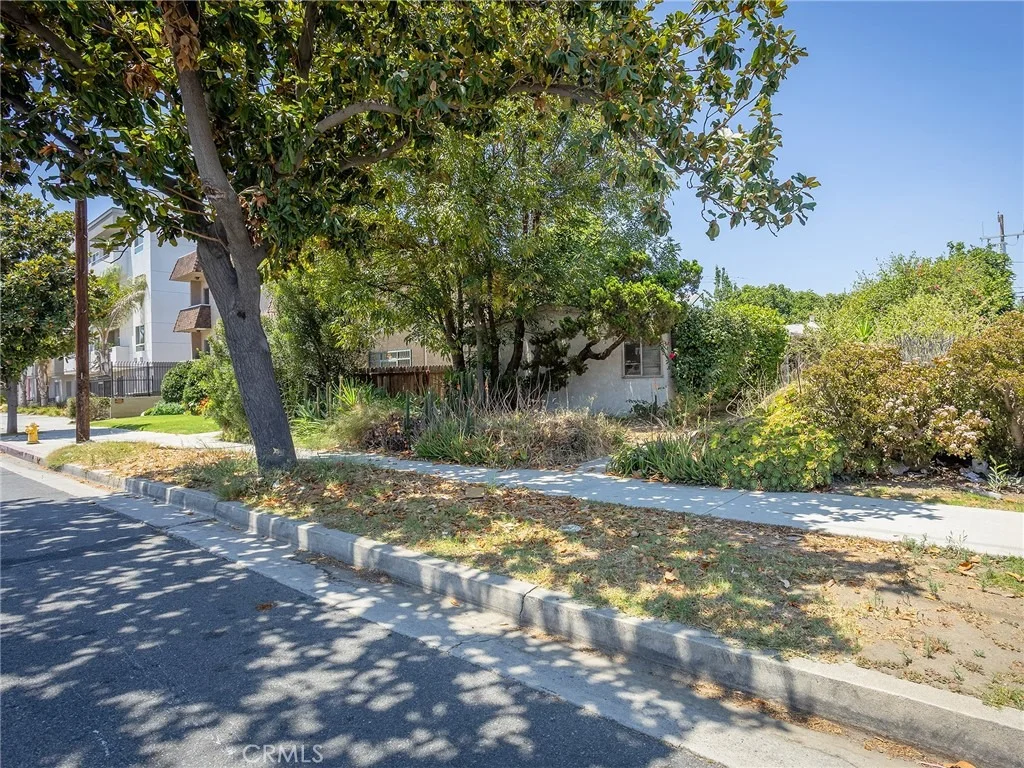 Photo of 14301 Roscoe Boulevard