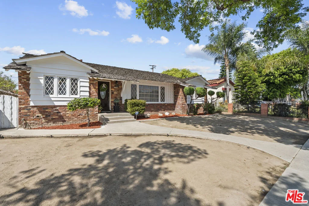 Photo of 10411 Saint James Avenue
