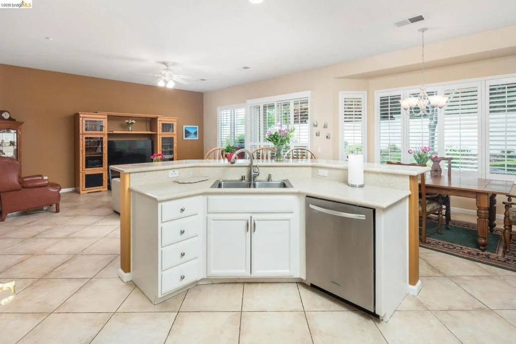 Photo of 485 Coronation Dr
