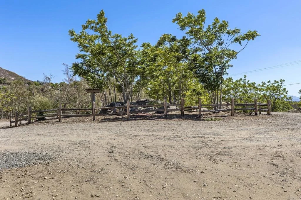 Photo of 21179 Sutherland Dam Road