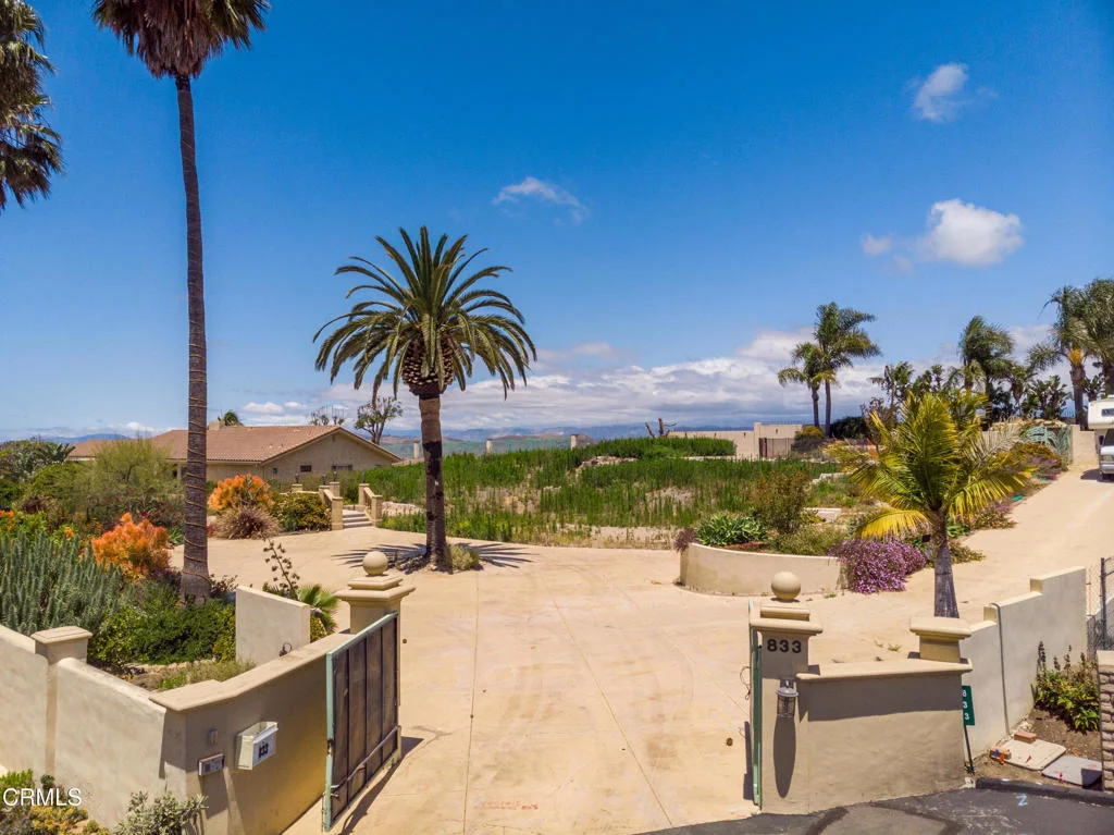 Photo of 833 W Highland Drive